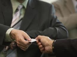 Pracodawcy są zobowiązani wydawać legitymację osoby ubezpieczonej